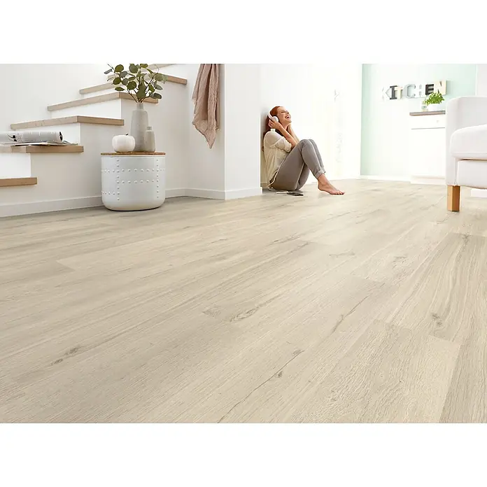 Decolife Designboden Naturestyle Pure - Oak Ash, Landhausdiele, 1.220 x 185 x 9 mm - Helles Holzoptik-Dielenboden mit feiner Maserung, der einen modernen Innenraum aufhellt.
