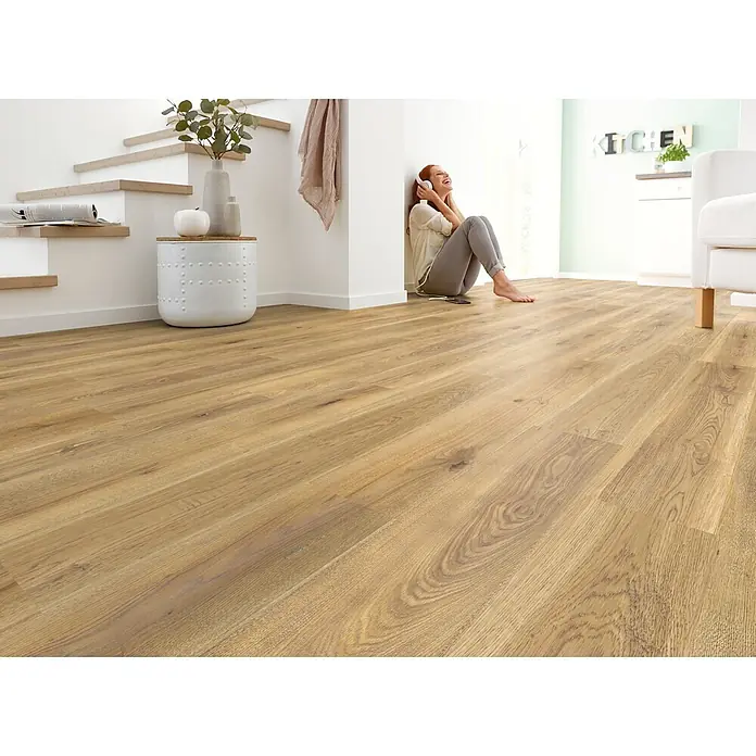 Decolife Designboden Naturestyle Pure - Oak Nature, Landhausdiele, 1.220 x 185 x 9 mm - Heller Holzboden in einem hellen Raum, der seine natürliche Maserung und einladende Atmosphäre betont.