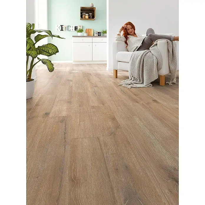Decolife Designboden Naturestyle Pure - Oak Raw, Landhausdiele, 1.220 x 185 x 9 mm - Hellbrauner rustikaler Boden in Holzoptik mit sichtbarer Maserung, in einem modernen Wohnbereich verlegt.