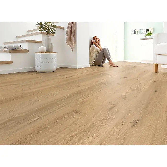 Decolife Designboden Naturestyle Pure - Oak Sun, Landhausdiele, 1.220 x 185 x 9 mm - Heller Holzboden schafft eine warme, einladende Atmosphäre in einem Wohnraum, ideal zum Entspannen.