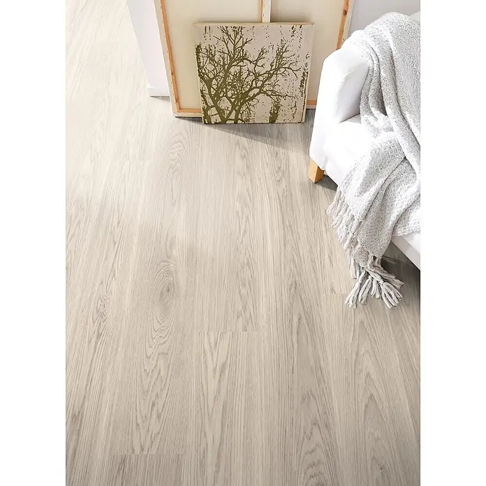 Decolife Designboden Naturestyle Pure - Oak Select White, Landhausdiele, 1.220 x 185 x 9 mm - Heller grauer Holz-Look-Boden in einem modernen Raum, ergänzt durch ein weißes Sofa und abstrakte Kunst.