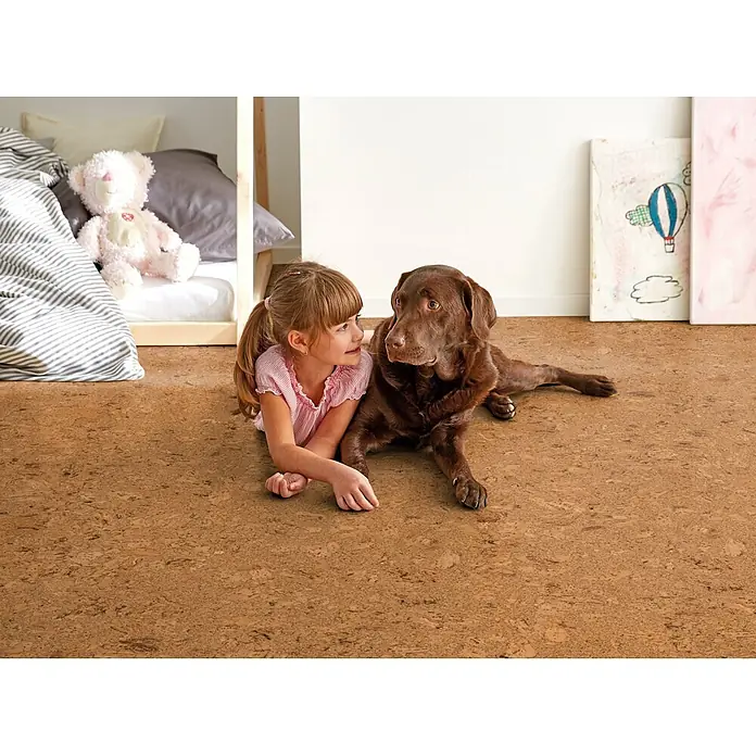 Corklife Studiostyle Korkboden - Evora, 905 x 295 x 10,5 mm - Kind und Hund entspannen auf warmem Naturkorkboden. Ideal für gemütliche, familienfreundliche Räume.