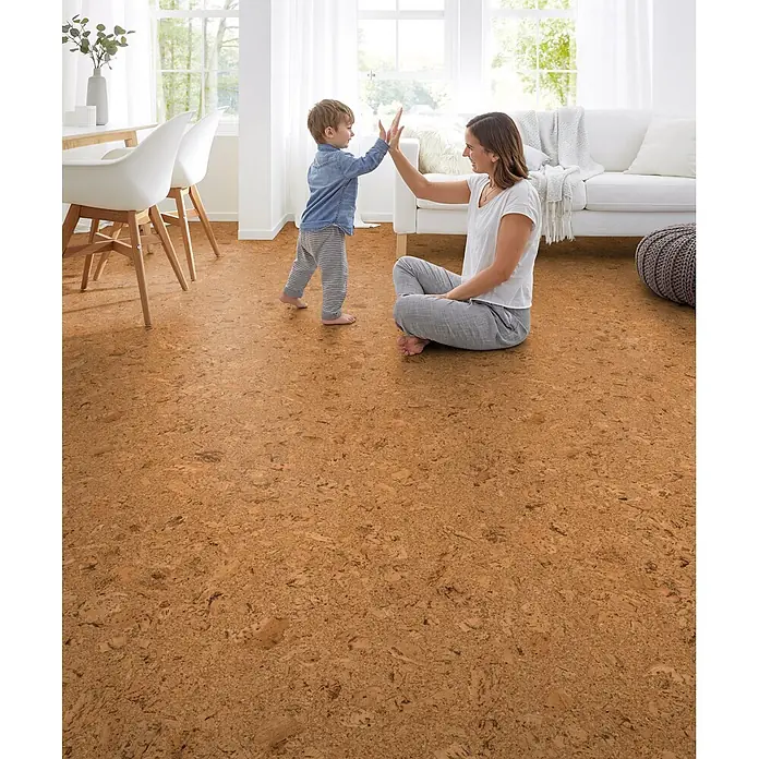 Corklife Studiostyle Korkboden - Evora, 905 x 295 x 10,5 mm - Naturkorkboden in einem Wohnzimmer, wo Mutter und Kind spielen.