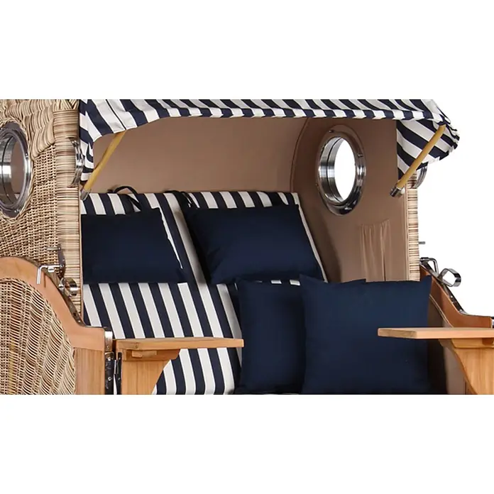 Mr. Deko Strandstuhl Strandkorb Düne Bullauge Teak PE Shell Dessin 518 - Teakholz. Polyrattan, Rückenlehne verstellbar, PE Shell, B x T x H: 125 x 80 x 170 cm - Strandkorb aus Korbgeflecht und Holz mit blau-weiß gestreiften Stoff, navyfarbenen Kissen und Bullaugenfenstern.
