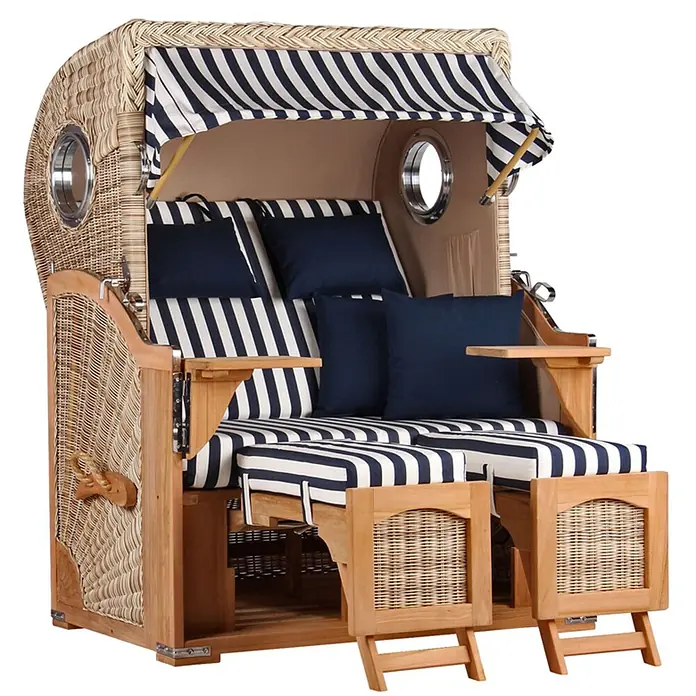Mr. Deko Strandstuhl Strandkorb Düne Bullauge Teak PE Shell Dessin 518 - Teakholz. Polyrattan, Rückenlehne verstellbar, PE Shell, B x T x H: 125 x 80 x 170 cm - Strandkorb aus Rattan und Holz mit blau-weiß gestreiften Polstern, dunkelblauen Kissen, Bullaugen und ausziehbaren Fußteilen.