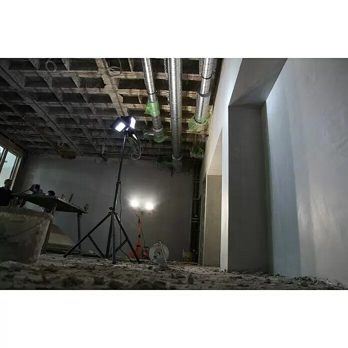 Profi Depot Proyector LED 2 cabezales - 50 W, 8.000 lm, 6.000 K - 7.000 K, L x An x Al: 1,14 x 1,32 x 2,25 m, IP54 - Dos luces de trabajo brillantes en trípodes iluminan una obra.