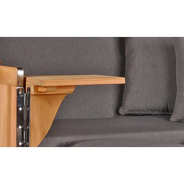 Mr. Deko Strandstuhl Strandkorb Düne - Teakholz. Polyrattan, Rückenlehne verstellbar, PE Shell, B x T x H: 125 x 80 x 170 cm - Helle Holzarmlehne mit integrierter Ablage, Teil eines grau gepolsterten Sofas.