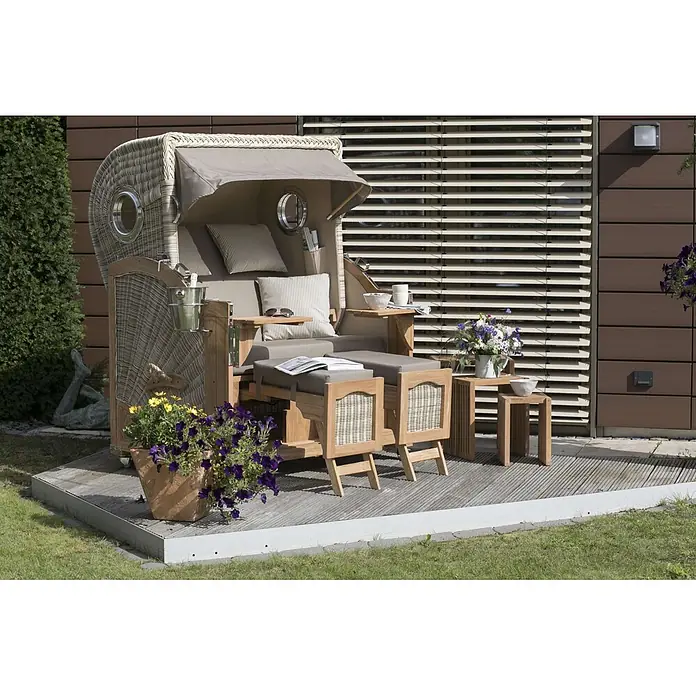 Mr. Deko Strandstuhl Strandkorb Düne - Teakholz. Polyrattan, Rückenlehne verstellbar, PE Shell, B x T x H: 125 x 80 x 170 cm - Strandkorb aus Korb und Holz mit grauen Polstern und ausziehbaren Fußstützen auf einer Holzterrasse.