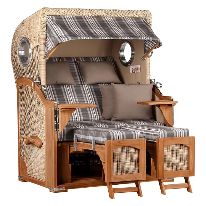 Mr. Deko Strandstuhl Strandkorb Düne - Teakholz. Polyrattan, Rückenlehne verstellbar, PE Shell, B x T x H: 125 x 80 x 170 cm - Zweisitziger Strandkorb aus Korbgeflecht und Holz, mit karierten Polstern, braunen Kissen, verstellbaren Fußstützen und Beistelltischen.