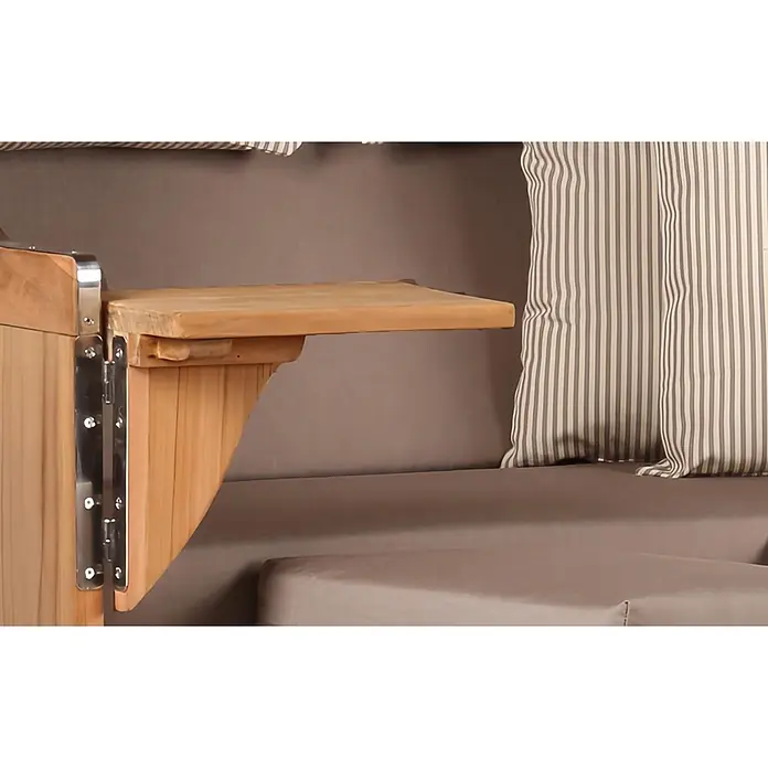 Mr. Deko Strandstuhl Strandkorb Düne - Teakholz. Polyrattan, Rückenlehne verstellbar, PE Shell, B x T x H: 125 x 80 x 170 cm - Klappbarer Holztisch mit Metallscharnieren, montiert an einer Holzverkleidung neben einem gepolsterten Sitz.