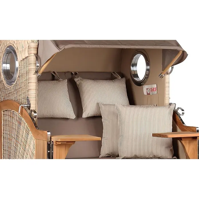 Mr. Deko Strandstuhl Strandkorb Düne - Teakholz. Polyrattan, Rückenlehne verstellbar, PE Shell, B x T x H: 125 x 80 x 170 cm - Nahaufnahme eines gemütlichen, geschlossenen beigen Strandkorbs aus Korbgeflecht mit gestreiften Kissen, Holzarmlehnen und Bullaugenfenstern.