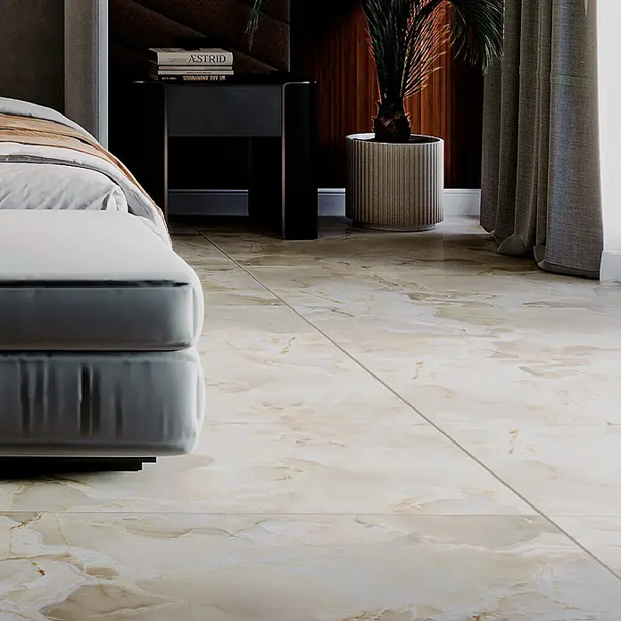 Feinsteinzeugfliese Onyx Freedom - 60 x 120 cm, Beige, Matt - Helle, geäderte Bodenfliesen in Marmoroptik in einem Schlafzimmer, das Licht reflektiert.