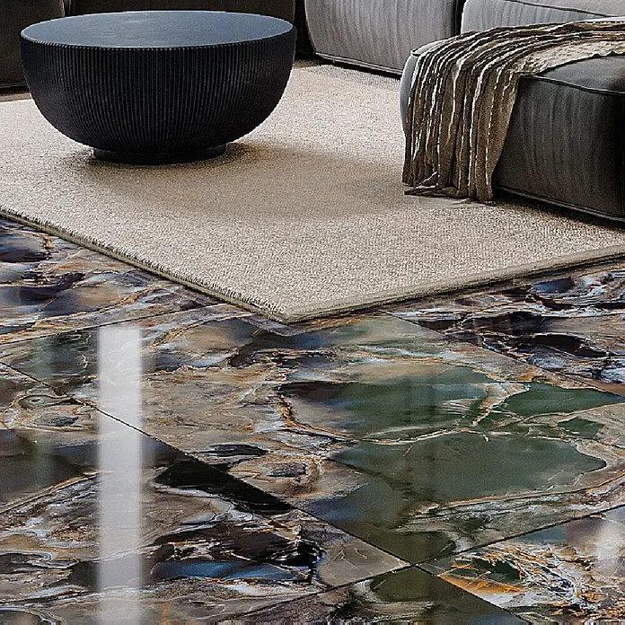 Feinsteinzeugfliese Onyx Freedom - 60 x 120 cm, Black, Glänzend - Polierte, dunkle Bodenfliesen in Marmoroptik mit grünen, blauen und goldenen Maserungen in einem modernen Wohnzimmer.