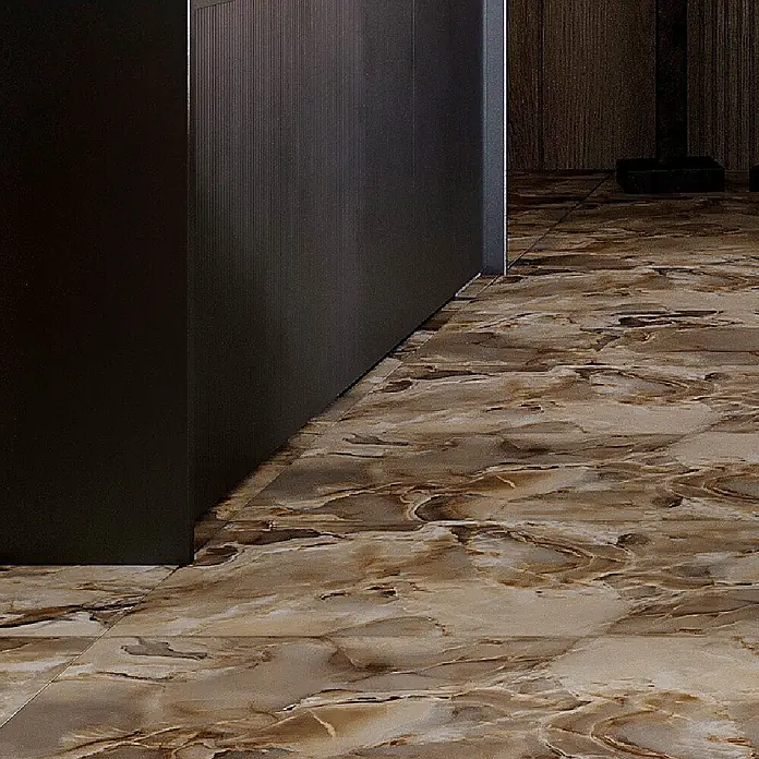 Feinsteinzeugfliese Onyx Freedom - 60 x 120 cm, Grey, Matt - Glänzende braun-beige Onyx-Optik Bodenfliesen in einem Interieur neben einer dunklen, vertikal texturierten Wand.