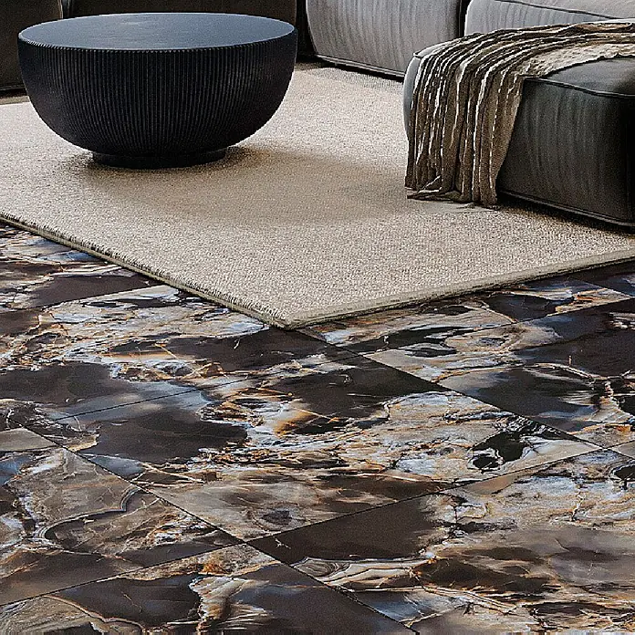 Feinsteinzeugfliese Onyx Freedom - 60 x 60 cm, Black, Matt - Dunkle Marmorbodenfliesen mit goldenen und blauen Adern, in einem modernen Wohnzimmer unter einem hellen Teppich.