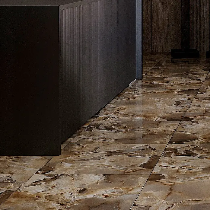 Feinsteinzeugfliese Onyx Freedom - 60 x 60 cm, Grey, Glänzend - Polierte braun-goldene Marmorbodenfliesen, die Licht reflektieren, neben dunklen, vertikal gerippten Wandverkleidungen.