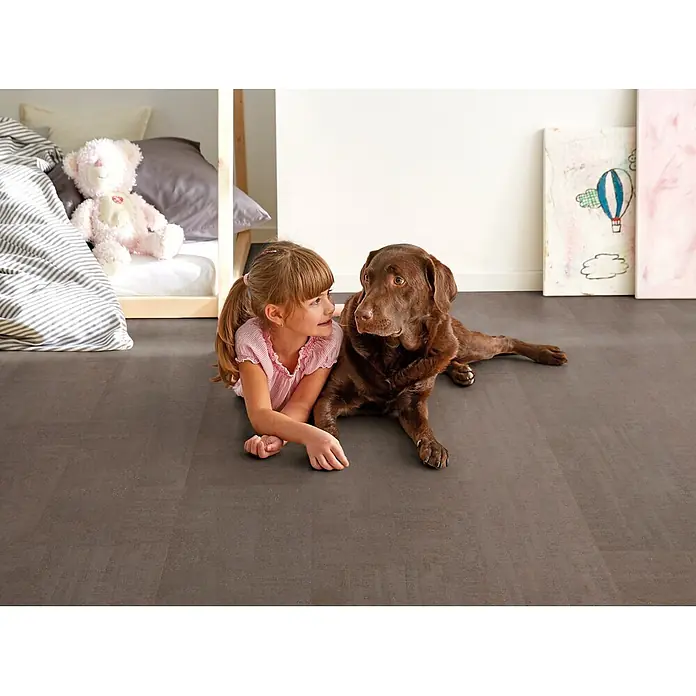 Corklife Studiostyle Korkboden - Lisboa Cinza, Mehrstab, 905 x 295 x 10,5 mm - Komfortabler, dunkler Strukturfußboden in einem Kinderzimmer, von einem Mädchen und einem Hund genutzt. Zeigt Strapazierfähigkeit.