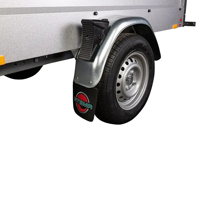 Stema Anhänger BASIC PLUS 550 - Nutzlast: 387 kg, Einachser, Kasteninnenmaß: 154 x 108 x 45 cm, Ungebremst - Anhängerrad mit silbernem Kotflügel, schwarzem Reifen, STEMA-Schmutzfänger und integrierter schwarzer Trittstufe.
