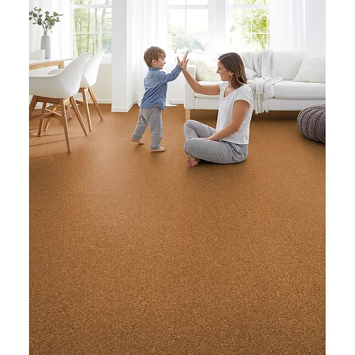Corklife Studiostyle Korkboden - Beja, 905 x 295 x 10,5 mm - Brauner Korkboden in einem hellen Wohnzimmer, wo Mutter und Kind spielen.