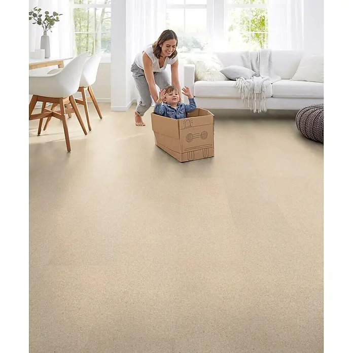 Corklife Korkboden Earth Tons - Grit Weiß, 905 x 295 x 10,5 mm - Heller, gesprenkelter Boden in einem Wohnzimmer, geeignet für Familienaktivitäten.