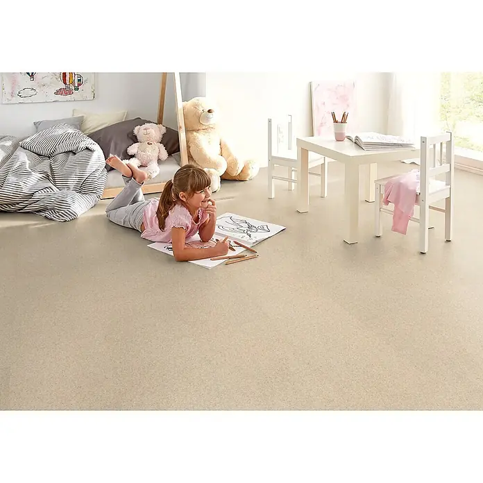 Corklife Korkboden Earth Tons - Grit Weiß, 905 x 295 x 10,5 mm - Ein Mädchen malt auf einem warmen, beige gesprenkelten Bodenbelag in einem Kinderzimmer.
