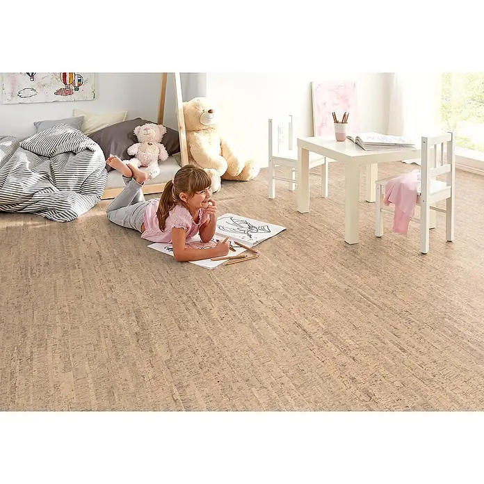 Corklife Studiostyle Korkboden - Almada Beige, 905 x 295 x 10,5 mm - Naturkorkboden mit strukturierter, hellbrauner Oberfläche, gezeigt in einem Kinderzimmer, wo ein Mädchen spielt.