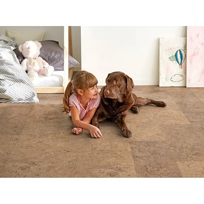 Corklife Studiostyle Korkboden - Algarve Creme, 905 x 295 x 10,5 mm - Naturbrauner Korkboden in einem Kinderzimmer, ideal zum Spielen mit Haustieren.