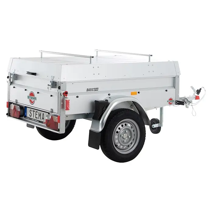 Stema Anhänger BASIC PLUS 550 - Nutzlast: 387 kg, Einachser, Kasteninnenmaß: 154 x 108 x 45 cm, Ungebremst - Silberner Anhänger mit geschlossener Abdeckung, zwei Rädern, Stützrad und Anhängerkupplung. Marke: STEMA BASIC PLUS.