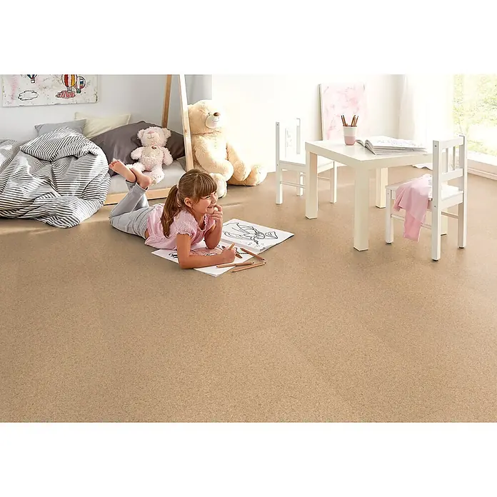 Corklife Korkboden - Sand Creme, 905 x 295 x 10,5 mm - Heller Korkboden bietet eine weiche Oberfläche für ein Kind, das in einem hellen Raum zeichnet.