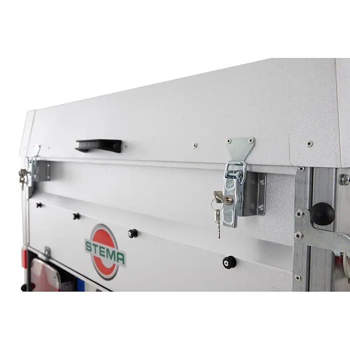 Stema Anhänger BASIC PLUS 550 - Nutzlast: 387 kg, Einachser, Kasteninnenmaß: 154 x 108 x 45 cm, Ungebremst - Silbergraue Wellblechseite eines STEMA-Anhängers mit schwarzem Griff und abschließbarem Metallverschluss.