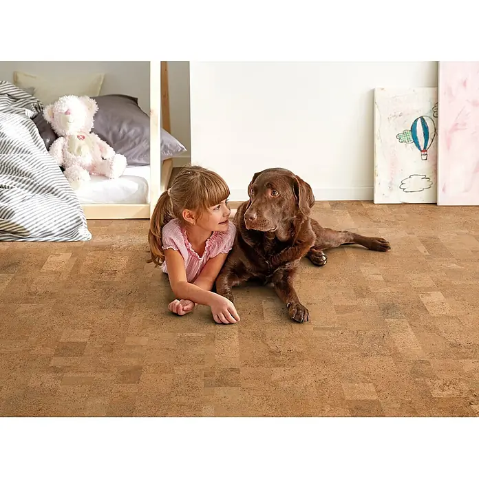 Corklife Studiostyle Korkboden - Mora, 905 x 295 x 10,5 mm - Hellbrauner Korkboden in einem Kinderzimmer, auf dem ein Kind und ein Hund liegen.