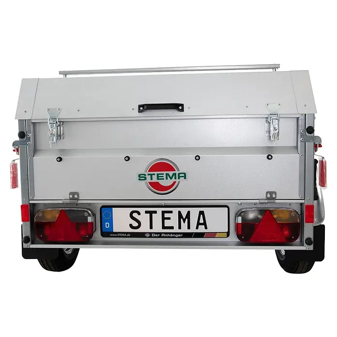 Stema Anhänger BASIC PLUS 550 - Nutzlast: 387 kg, Einachser, Kasteninnenmaß: 154 x 108 x 45 cm, Ungebremst - Rückansicht eines silbergrauen, metallischen Anhängers mit "STEMA" Kennzeichen und Rückleuchten.