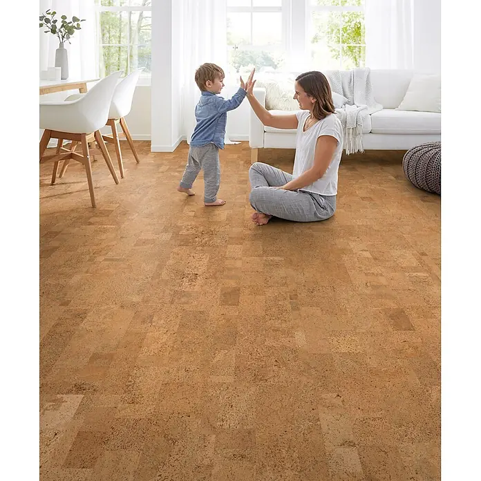 Corklife Studiostyle Korkboden - Mora, 905 x 295 x 10,5 mm - Natürlicher Korkboden in einem Wohnraum, in verschiedenen Beige- und Brauntönen, bietet eine warme, widerstandsfähige Oberfläche.