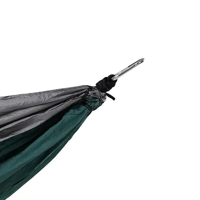 SVITA Hängematte - L x B: 270 x 140 cm, Sonstiges, Grün - Ende einer grau-dunkelgrünen Hängematte mit gerafftem Stoff, schwarzem Seil und silbernem Karabiner zum Aufhängen.