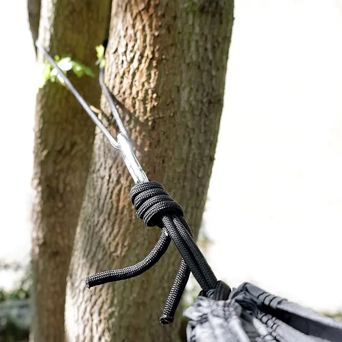 SVITA Hängematte - L x B: 270 x 140 cm, Sonstiges, Grau - Nahaufnahme eines schwarzen Seils mit komplexem Knoten und Karabinerhaken, der eine Hängematte an einem Baum sichert.
