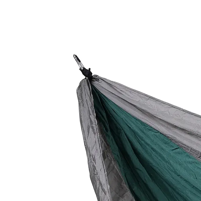 SVITA Hängematte - L x B: 270 x 140 cm, Sonstiges, Grün - Grüne und graue Stoffhängematte, an einem Ende mit schwarzem Gurt und silbernem Karabiner zusammengefasst.