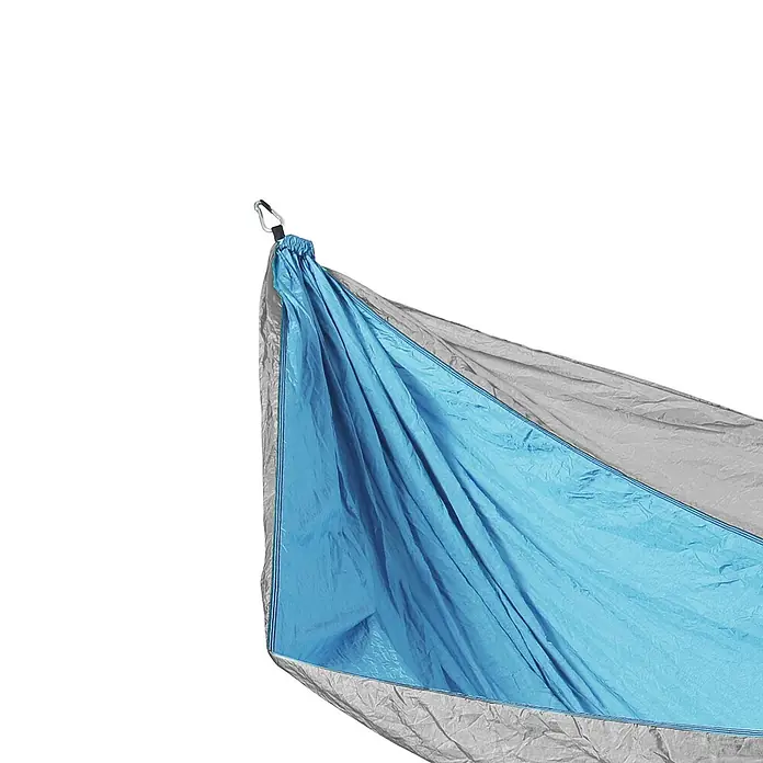 SVITA Hängematte - L x B: 270 x 140 cm, Sonstiges, Blau - Blau-graues Hängemattenende aus Stoff, gerafft und mit einem silbernen Karabiner befestigt.