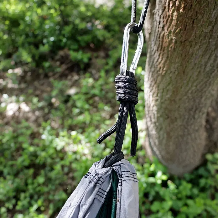 SVITA Hängematte - L x B: 270 x 140 cm, Sonstiges, Grün - Ein silberner Karabiner und schwarzes Seil verbinden eine grau-grüne Hängematte sicher mit einem Baum.