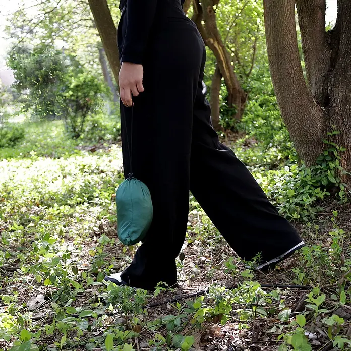 SVITA Hängematte - L x B: 270 x 140 cm, Sonstiges, Grün - Dunkelgrüner Stoffbeutel wird von einer Person im Wald getragen.