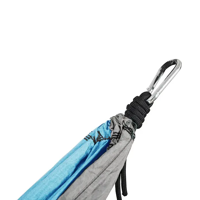 SVITA Hängematte - L x B: 270 x 140 cm, Sonstiges, Blau - Nahaufnahme eines silbernen Karabiners, der mit einem schwarzen Seil das blau-graue Stoffende einer Hängematte sichert.