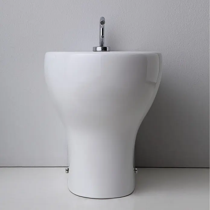 Kiamami Valentina Stand-WC-Kombination - Mit Spülrand, WC Abgang: Senkrecht, Weiß - Modernes weißes Keramikbidet mit integrierter Chromarmatur.