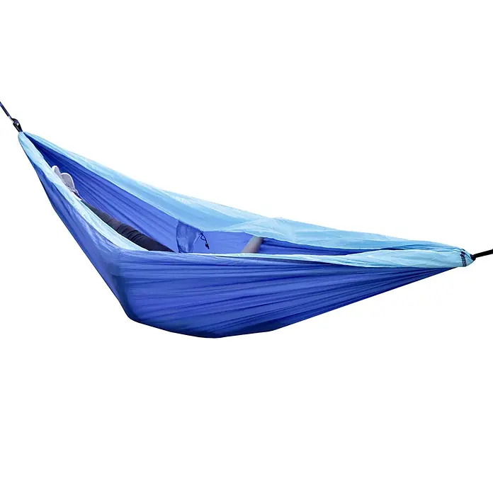 SVITA Hängematte - L x B: 300 x 200 cm, Sonstiges, Blau - Zweifarbige blaue Camping-Hängematte mit einer Person darin liegend.