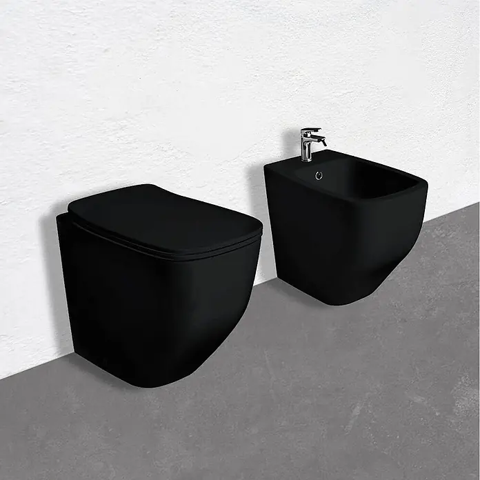 Kiamami Valentina Stand-WC-Kombination - Spülrandlos, WC Abgang: Senkrecht, Schwarz - Mattschwarzes wandhängendes WC und passendes Bidet mit Chromarmatur.
