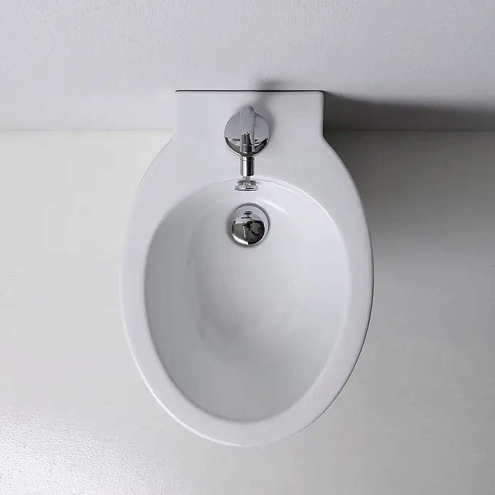Kiamami Valentina Stand-WC-Kombination - Mit Spülrand, WC Abgang: Senkrecht, Weiß - Ansicht von oben auf ein weißes Keramik-Bidet mit Chromarmaturen.