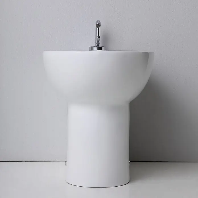 Kiamami Valentina Stand-WC-Kombination - Mit Spülrand, WC Abgang: Senkrecht, Weiß - Weißes Keramik-Bidet mit integriertem Chrom-Wasserhahn zur Körperpflege.
