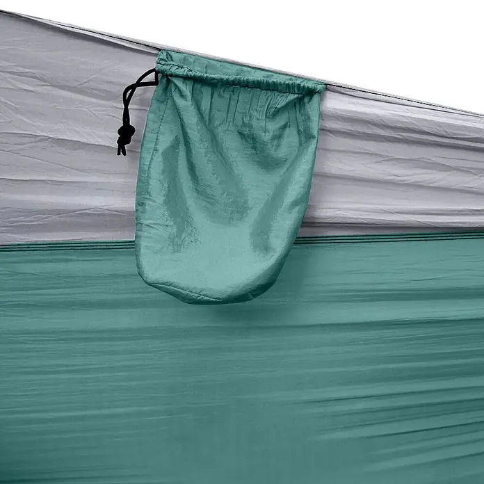 SVITA Hängematte - L x B: 300 x 200 cm, Sonstiges, Grün - Türkise Stofftasche mit schwarzem Kordelzug an einer zweifarbigen Hängematte (grau und türkis).