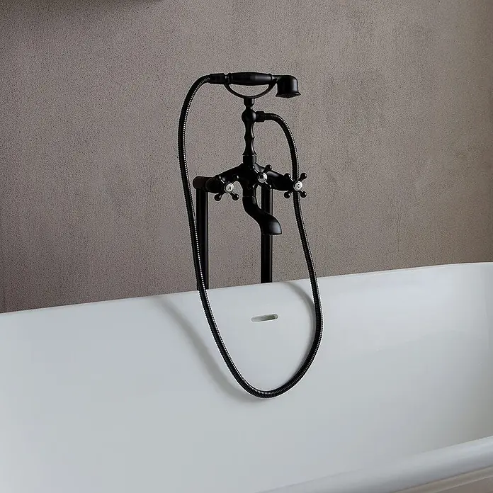 Kiamami Valentina Freistehende Badewanne - L x B: 1.700 x 839 cm, ABS-Kunststoff und Acryl, Weiß - Mattschwarze freistehende Badewannenarmatur mit Kreuzgriffen, Hauptauslauf und Handbrause neben einer weißen Wanne.