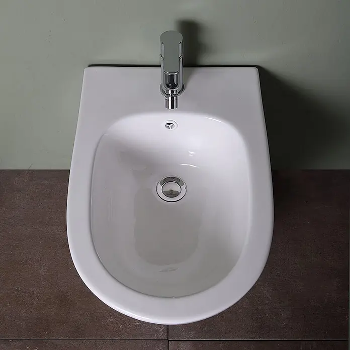 Kiamami Valentina Stand-WC-Kombination - Spülrandlos, WC Abgang: Senkrecht, Weiß - Weißes Keramik-Bidet mit Chromarmatur, Abfluss und Überlauf.