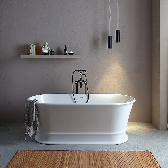 Kiamami Valentina Freistehende Badewanne - L x B: 1.700 x 839 cm, ABS-Kunststoff und Acryl, Weiß - Weiße freistehende Badewanne mit klassischer schwarzer Armatur. Ein graues Handtuch hängt über dem Rand.