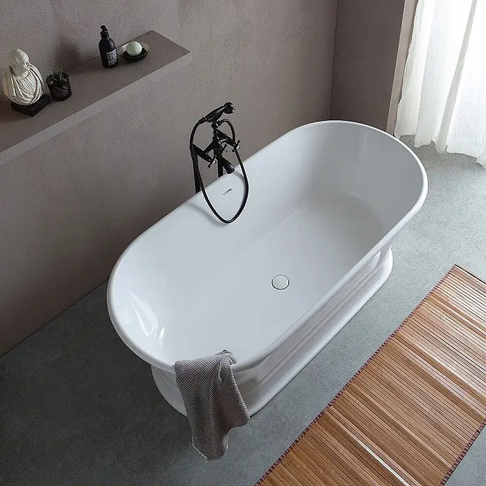 Kiamami Valentina Freistehende Badewanne - L x B: 1.700 x 839 cm, ABS-Kunststoff und Acryl, Weiß - Weißes ovales freistehendes Badewanne mit schwarzem Standarmatur in einem minimalistischen Badezimmer.